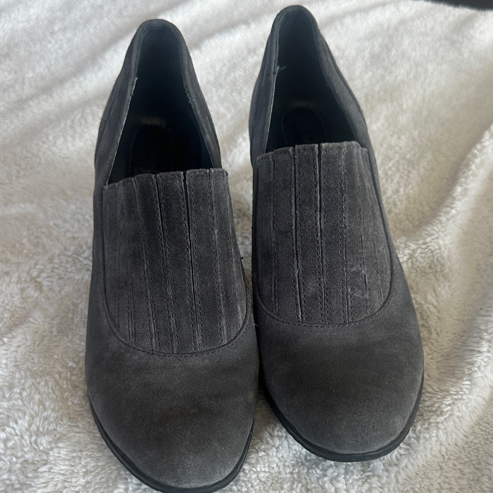Born Women's Dark Gray Suede Flats